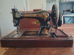 Mooie rijk gedecoreerde Singer handnaaimachine, Antiek en Kunst, Antiek | Naaimachines, Ophalen