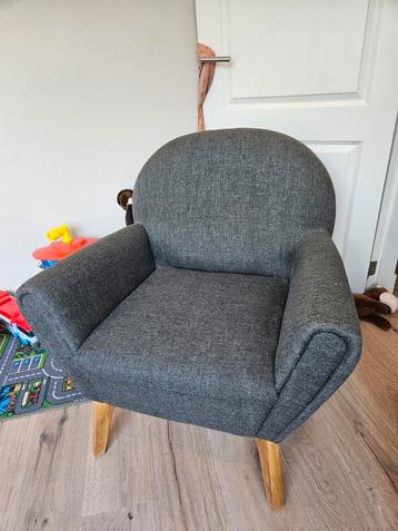 Grijze fauteuil beschikbaar voor biedingen