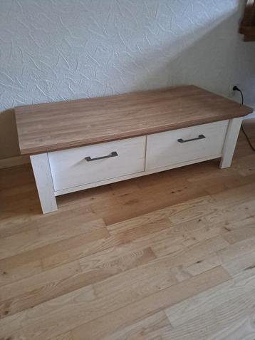 Mooie houten salontafel met opberglades te koop. beschikbaar voor biedingen