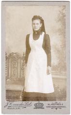 CDV - Vrouw Dienstbode Werkster Schort Foto Vd List Haarlem, Gebruikt, Foto, Ophalen of Verzenden, Voor 1940