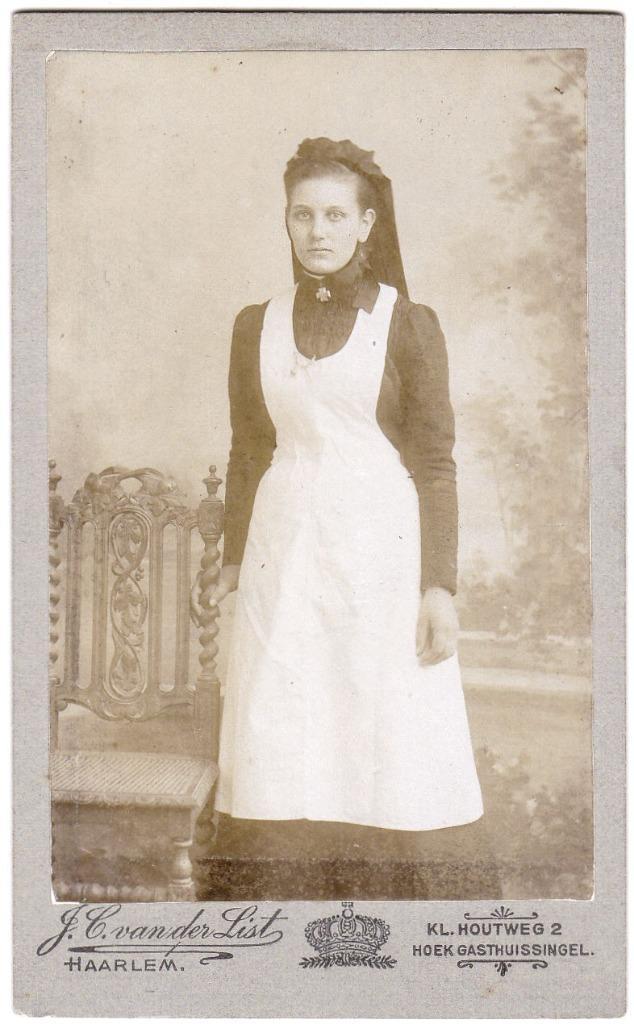 CDV - Vrouw Dienstbode Werkster Schort Foto Vd List Haarlem, Verzamelen, Foto's en Prenten, Gebruikt, Foto, Overige onderwerpen