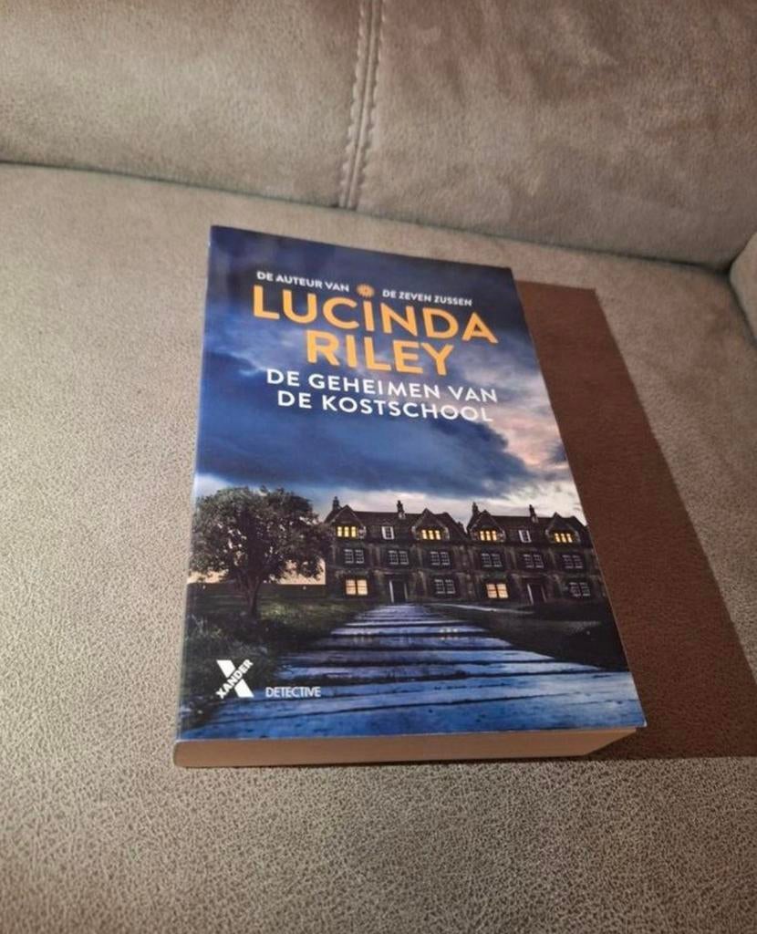 De geheimen van de kostschool - Lucinda Riley, Ophalen of Verzenden, Zo goed als nieuw, Lucinda Riley