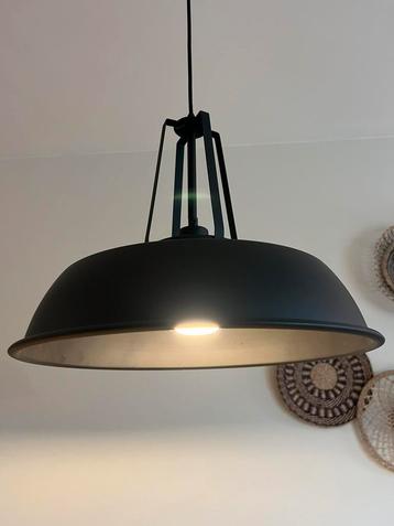 2 industriele hanglampen (45cm) met zwarte balk beschikbaar voor biedingen