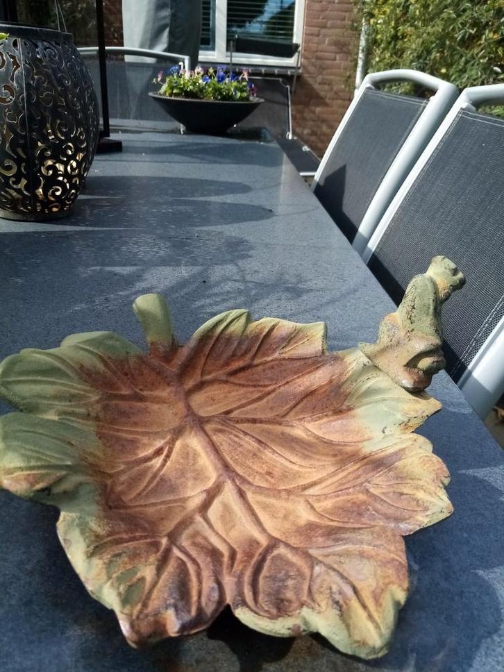 Leuk vogelbadje in de vorm van een blad, Tuin en Terras, Tuinbeelden, Gebruikt, Dierenbeeld, Beton, Ophalen of Verzenden
