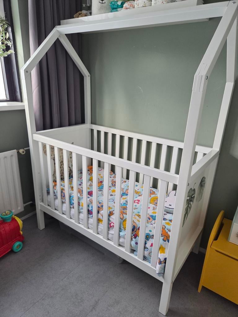 Wit houten ledikant met huisjesframe, Ophalen, Gebruikt, Ledikant