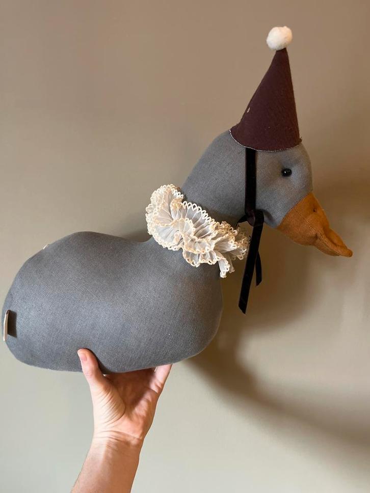 Grijze decoratieve gans met feestmuts, Sieraden, Tassen en Uiterlijk, Broches, Zo goed als nieuw, Overige materialen, Grijs, 10 cm of meer