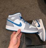 Jordan 1 Mid True Blue Cement (GS) maat 38 en 38,5, Nike Air Jordan, Nieuw, Ophalen of Verzenden, Sneakers of Gympen