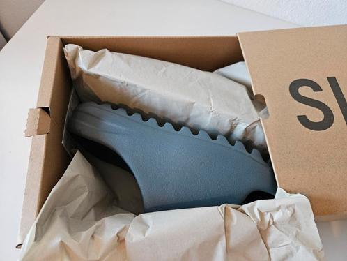 Nieuwe Yeezy Slide Slate Marine ID2349 maat 39, Kleding | Heren, Schoenen, Nieuw, Slippers, Overige kleuren, Ophalen of Verzenden