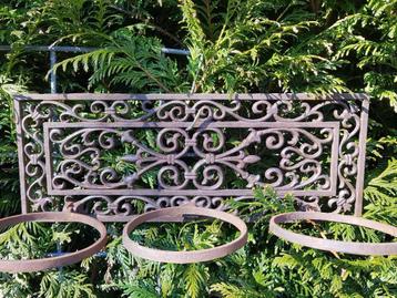 Sierlijke rechthoekige gietijzeren plantenhanger (brocante) beschikbaar voor biedingen