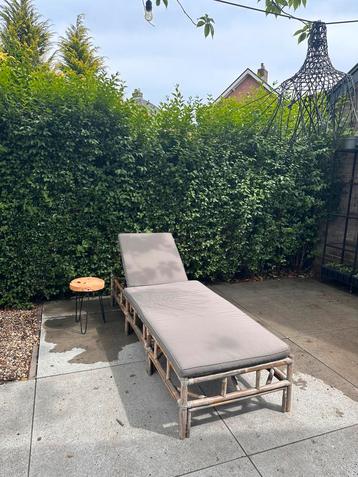 Bamboe ligbed met taupe lig kussen beschikbaar voor biedingen