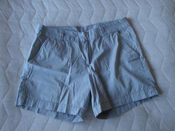 Maat 42. Licht grijze korte broek. beschikbaar voor biedingen