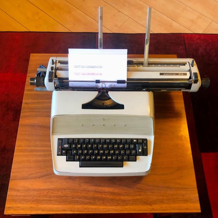 Elektrische Adler 21d Typemachine met brede wagen, Diversen, Typemachines, Gebruikt, Ophalen