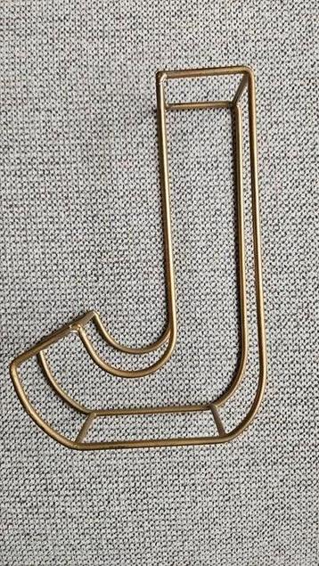 Vintage letter J  beschikbaar voor biedingen