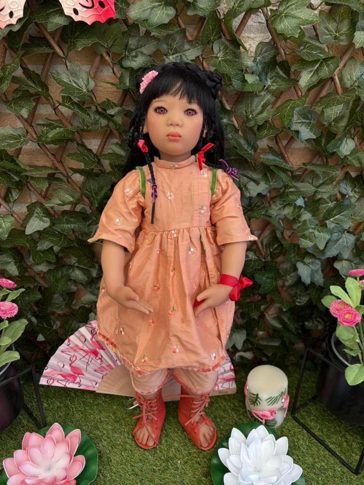 1999 Annette Himstedt Mia Yin, 68cm, Verzamelen, Poppen, Zo goed als nieuw, Pop, Levensecht of Reborn, Ophalen of Verzenden