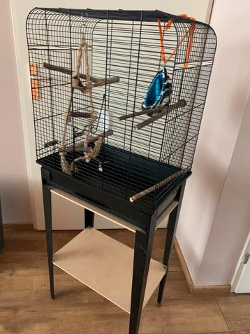 Vogelkooi met los onderstel beschikbaar voor biedingen