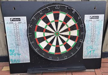 Leuke dartwand met dartbord Unicorn. Met scorevakken beschikbaar voor biedingen
