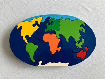 Houten puzzel, wereldkaart, educatief beschikbaar voor biedingen