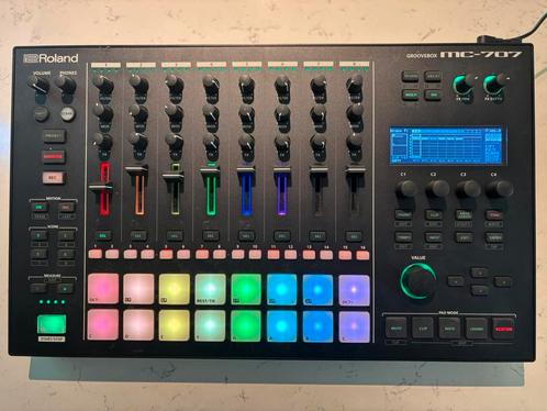 Roland MC-707 Groovebox, Muziek en Instrumenten, Drumcomputers, Zo goed als nieuw, Roland, Ophalen of Verzenden