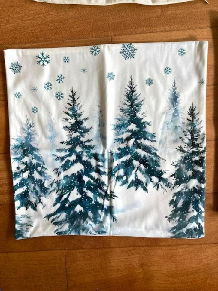 2 Fluweel kussenhoes beige mt groene kerstbomen KERST WINTER, Huis en Inrichting, Woonaccessoires | Kussens, Nieuw, Overige kleuren