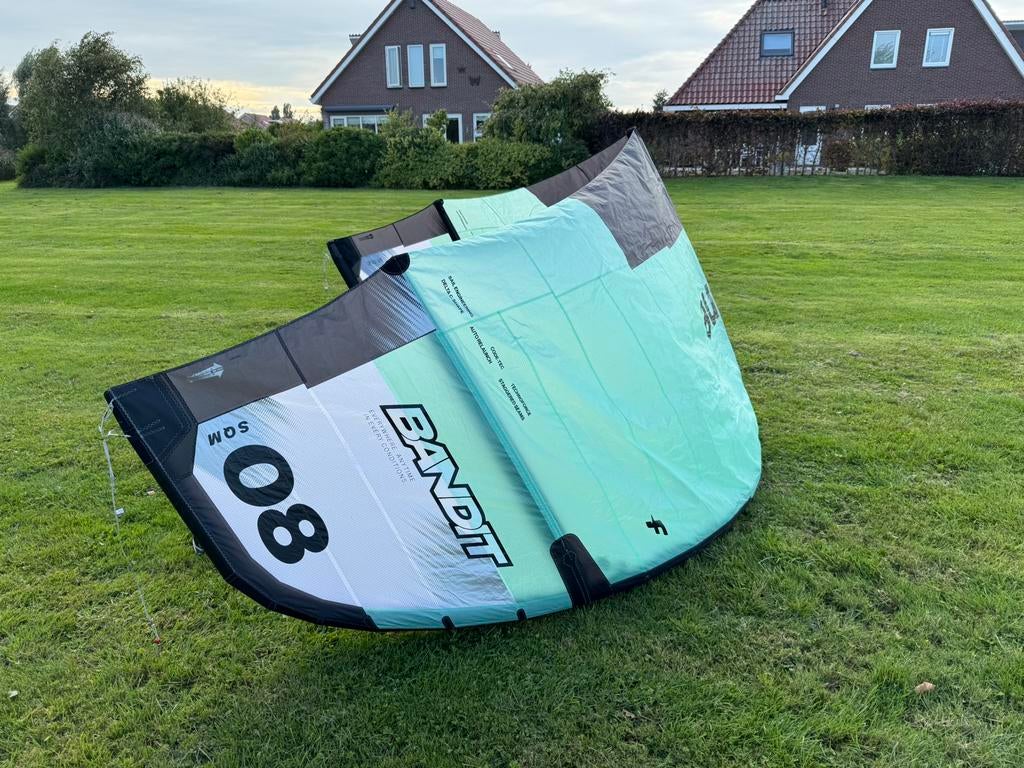 F-one bandit 8m 2025 TEC en SK99 bar zie omschrijving, Watersport en Boten, Kitesurfen, Twintip, 8 m², Ophalen of Verzenden, Zo goed als nieuw