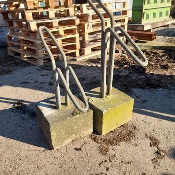 8 stuks fietsnietjes beschikbaar voor biedingen