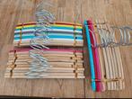 Houten kleerhangers baby kind, 33 stuks, Ophalen, Zo goed als nieuw, Jongetje of Meisje