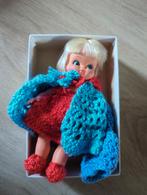 Antieke pop 1960? Met kleertjes, Ophalen of Verzenden