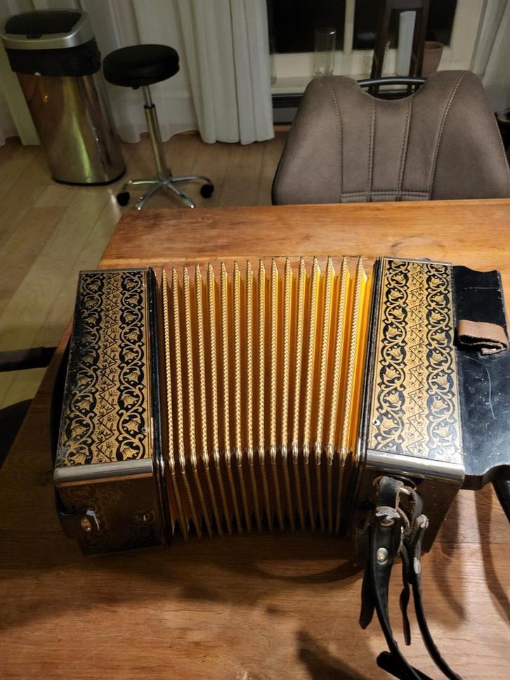 Brandje trekzak in zeer goede staat., Muziek en Instrumenten, Accordeons, Gebruikt, Overige formaten, Hohner, Met koffer, Met riemen