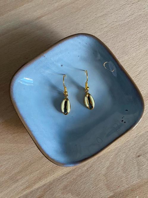 Hippe zelfgemaakte oorbellen-haakje met schelpje, Sieraden, Tassen en Uiterlijk, Oorbellen, Zo goed als nieuw, Overige materialen