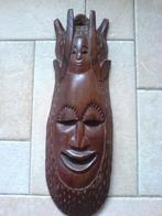 Groot masker houtsnijwerk, Ophalen