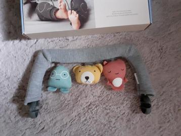 BabyBjörn speelboog "knuffelvriendjes" v Baby Björn wipstoel beschikbaar voor biedingen