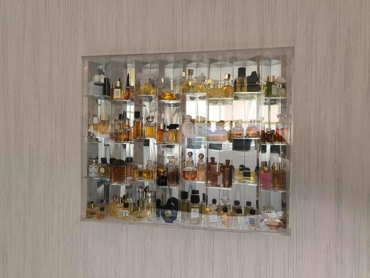 Letterbak met 58 miniatuur parfum flesjes, Verzamelen, Parfumverzamelingen, Zo goed als nieuw, Miniatuur, Gevuld, Ophalen