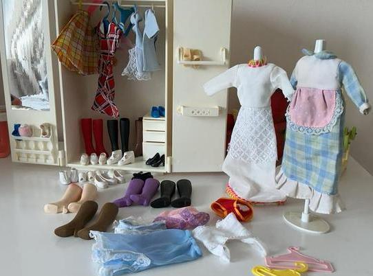 Sindy haar kledings kast, gevuld met laarzen schoentjes!!, Verzamelen, Poppen, Zo goed als nieuw, Ophalen of Verzenden