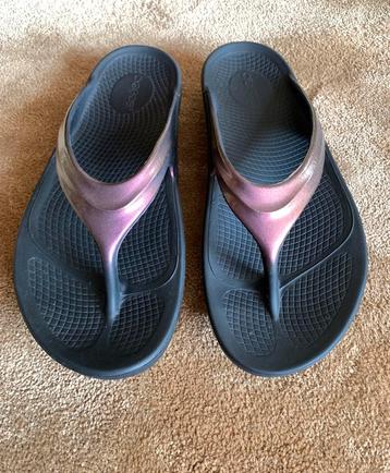 Oofos slippers maat 40 beschikbaar voor biedingen