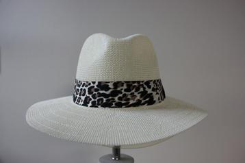 Nieuwe off-white zomerhoed. beschikbaar voor biedingen