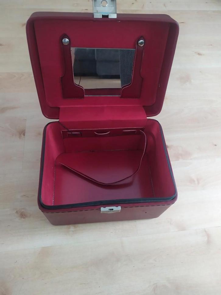 Beautycase, kunstleer bordeaux, Sieraden, Tassen en Uiterlijk, Beautycases, Gebruikt, Rood, Met slot, Met spiegeltje(s), Ophalen of Verzenden