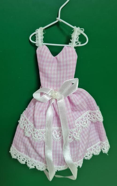 jurkje deco Barbie brocante *Nieuw* BB ruit roze wit jurk, Verzamelen, Poppen, Nieuw, Kleertjes, Verzenden