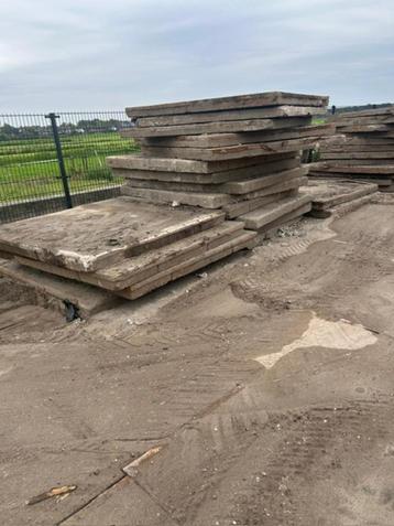 gebruikte betonplaten B-keus totaal 30 stuks 200x200 beton beschikbaar voor biedingen