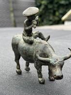 Bronzen beeld van een Aziat. yak met een jongen met fluit, Antiek en Kunst, Ophalen of Verzenden