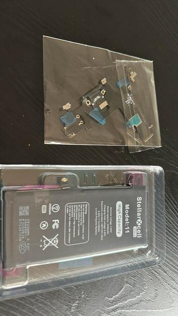 iPhone 11 accu en Dock connector  beschikbaar voor biedingen