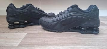 Zwarte Nike Shox R4 Black/Black 38.5/39 beschikbaar voor biedingen