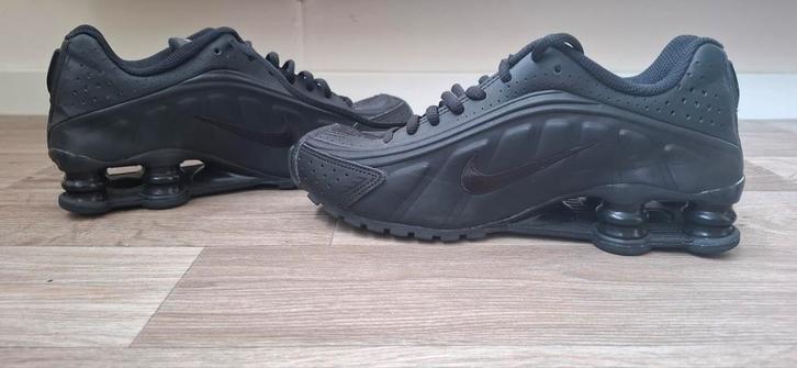 Zwarte Nike Shox R4 Black/Black 38.5/39, Kleding | Dames, Schoenen, Zo goed als nieuw, Zwart, Verzenden