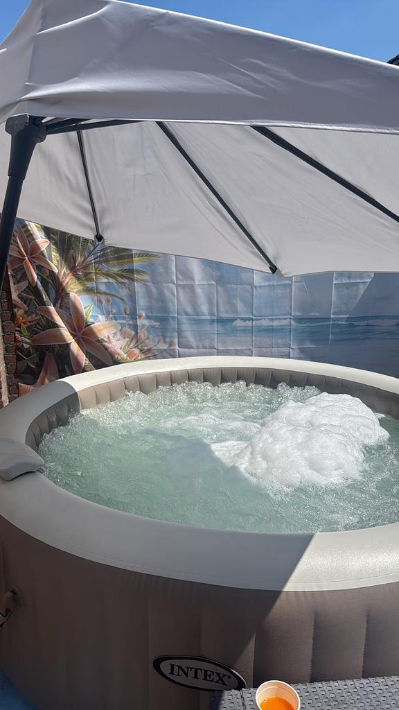 De Intex PureSpa Bubble Deluxe is geschikt voor 6 personen, Tuin en Terras, Bubbelbaden en Hottubs, Zo goed als nieuw, Opblaasbaar