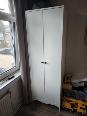 Kast  beschikbaar voor biedingen