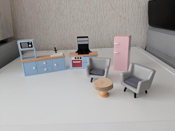 Poppenhuis keuken met twee stoelen en tafeltje 🏠, Verzamelen, Poppenhuizen en Toebehoren, Zo goed als nieuw, Poppenhuis, Ophalen of Verzenden