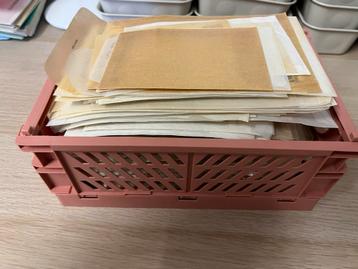 Volle krat met lege postzegelzakjes beschikbaar voor biedingen