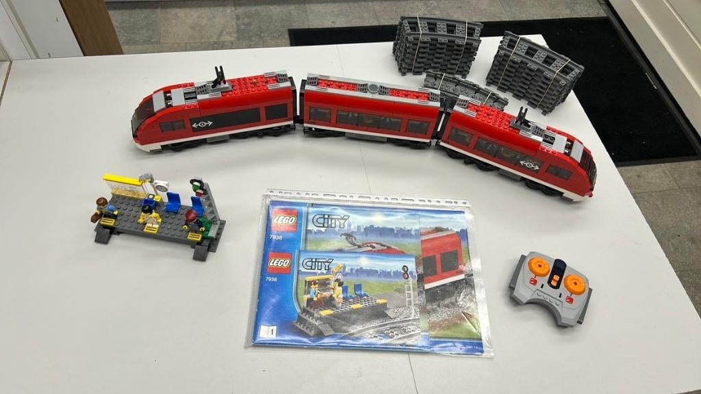 SB2492 Lego trein 7938 compleet + boekjes in nette staat, Ophalen of Verzenden, Zo goed als nieuw