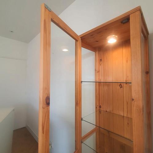Vitrinekast hout en glas met verlichting, Huis en Inrichting, Kasten | Vitrinekasten, Zo goed als nieuw, 150 tot 200 cm, 25 tot 50 cm
