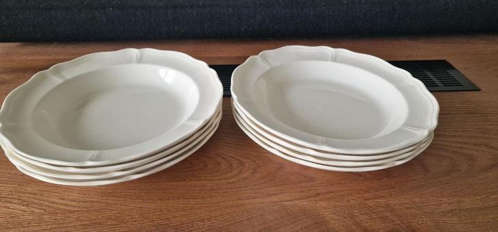 Wedgwood Queens plain pastaborden 27 cm pasta borden, Huis en Inrichting, Keuken | Servies, Zo goed als nieuw, Bord(en), Wedgwood