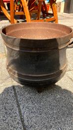 Grote, zware, gietijzeren pot op pootjes, met hengsel, Ophalen